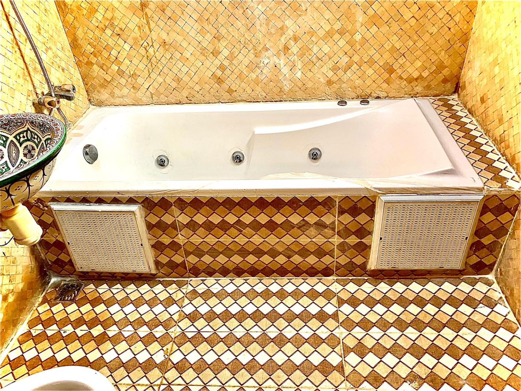 Riad Nezha Avec Jacuzzi Et 3 Piscines Au Coeur De Marrakesch Exterior foto